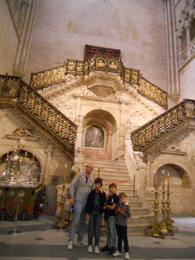 Escalera dorada en Catedral de Burgos