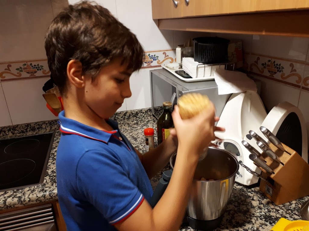 Echando el bote de garbanzos en la Thermomix