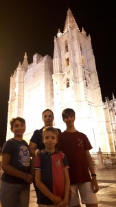 De noche, con la catedral de Leon al fondo